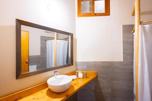 a bathroom with a sink and a mirror at Hospedaje La Quebrada in Máncora