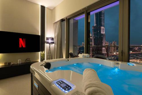 TV a/nebo společenská místnost v ubytování SkyHigh Luxury 2BR Burj View Private Hot Tub Walk to DubaiMall