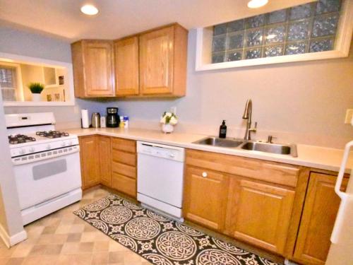 クリーブランドにあるTremont Apartmentのキッチン(木製キャビネット、白いコンロ、シンク付)