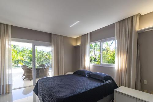 Un dormitorio con una cama y una ventana grande. en Condomínio Lago Azul, en Ananindeua