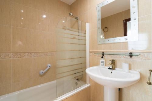 a 400m Plaza Nogalera Torremolinos 2 Dorm 4 pax