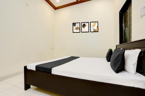 Cama o camas de una habitación en Hotel O Yatharth Inn Paying Guest House