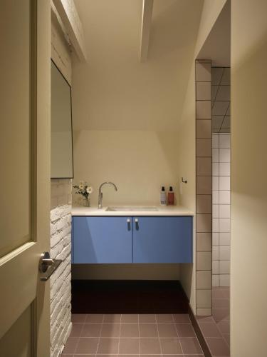 a bathroom with a sink and a mirror at Pinôt Boutique Hôtel in Sutton