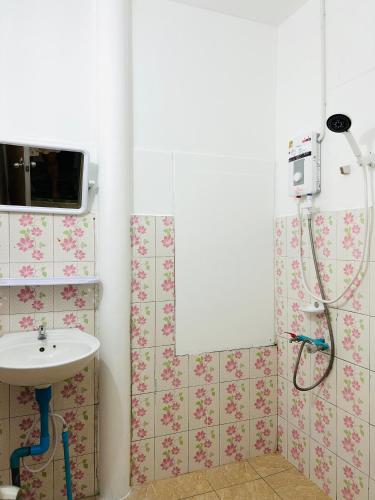 a bathroom with a shower and a sink at Lungkluay homestay in Ko Kood