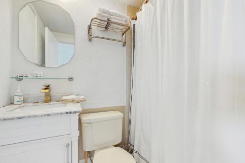 Ένα μπάνιο στο Palm Beach Hotel 3008