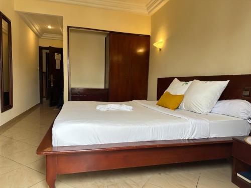 Una cama o camas en una habitación de Hotel Vallée Des Princes