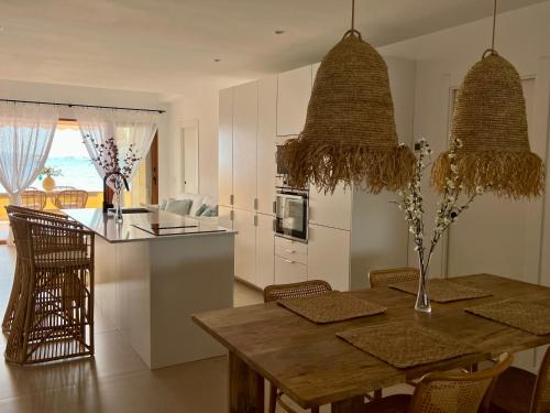 een keuken en eetkamer met een tafel en stoelen bij LUXURY PROPERTY ALTEA, BeachFront in Altea la Vieja