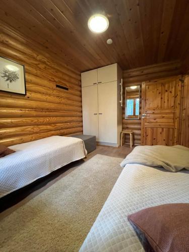 Ένα ή περισσότερα κρεβάτια σε δωμάτιο στο Log Chalet, in Ylläs woods, 400m to restaurants