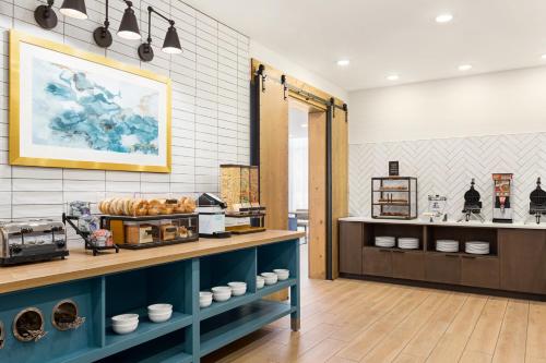 Příslušenství pro přípravu čaje a kávy v ubytování Staybridge Suites Aurora East by IHG