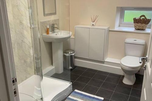 ein Badezimmer mit Toilette, Waschbecken und Dusche in der Unterkunft Cottage - Sleeps 4 - Pets Ok - Parking - Garden in Wooler