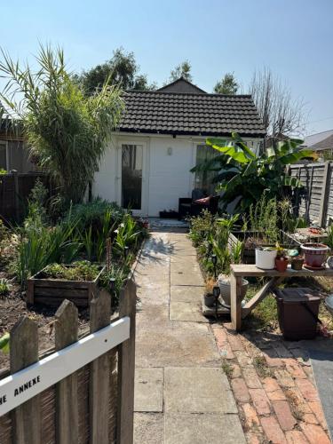 Κήπος έξω από το Sobo Studios