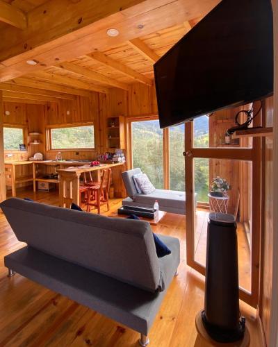 a living room with a couch and a television at Villa De Los Sueños in Pasto