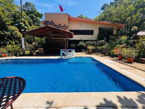 una piscina frente a una casa en Essenz Bahía, en El Níspero