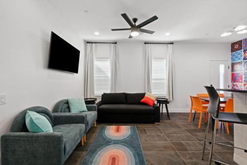 a living room with two couches and a ceiling fan at New Luxury Pearl Townhome-Casa A in San Antonio