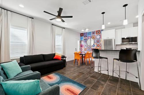 a living room with a couch and a kitchen at New Luxury Pearl Townhome-Casa A in San Antonio