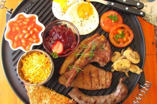 - un plateau de petit-déjeuner composé d'œufs, de saucisses et de pain grillé dans l'établissement Hephy Suites and BnB, à Nairobi