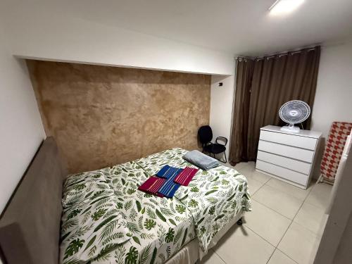 Ένα ή περισσότερα κρεβάτια σε δωμάτιο στο Ap 2 quartos em Cascatinha com garagem