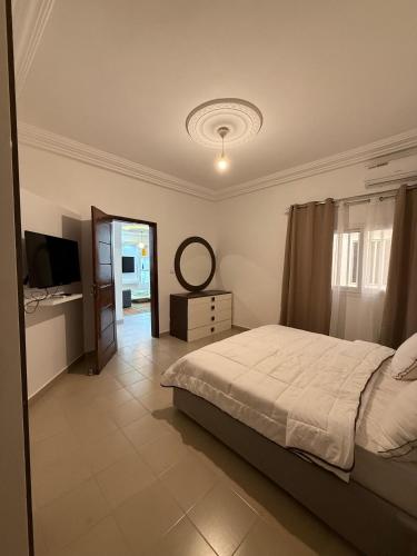Una cama o camas en una habitación de Monaco