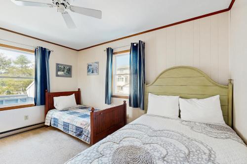 une chambre avec un lit et une fenêtre dans l'établissement Town of South Bethany --- 304 West 6th Street, à South Bethany