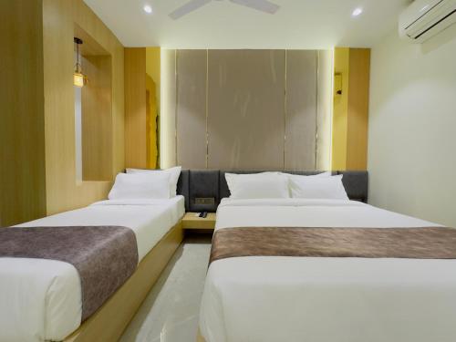 Una cama o camas en una habitación de Travinities Hotel Avni Palace
