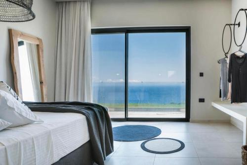 スパルティアにあるAlena by Vintage Travelのベッドルーム1室(ベッド1台付)、海を望む大きな窓が備わります。