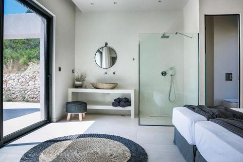 スパルティアにあるAlena by Vintage Travelのベッドルーム1室(シャワー、ベッド1台、鏡付)