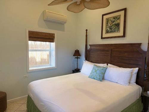 Ένα ή περισσότερα κρεβάτια σε δωμάτιο στο Half Off 3 BR Bed & Breakfast Steps from the Beach with AC
