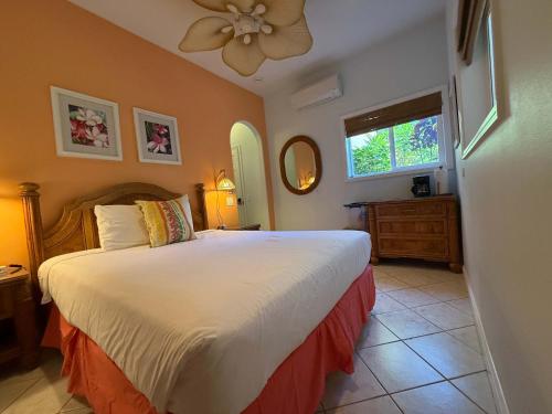 Ένα ή περισσότερα κρεβάτια σε δωμάτιο στο Half Off 3 BR Bed & Breakfast Steps from the Beach with AC