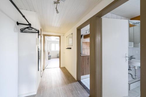 a hallway of a house with a bathroom at Ferienwohnung Monteurzimmer Fährmann in Murg