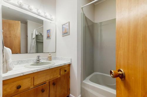 une salle de bain avec un lavabo, une baignoire et un miroir dans l'établissement Town of South Bethany --- 304 West 6th Street, à South Bethany