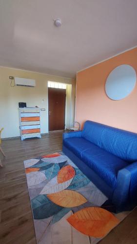 a living room with a blue couch and a rug at Casa Zia Maria 6 posti Monterosso Coast to Coast in Monterosso