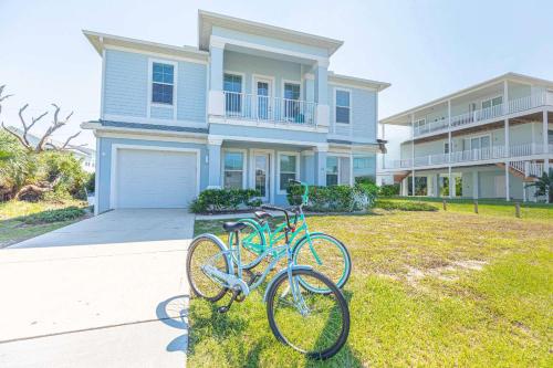 Dos bicicletas estacionadas frente a una casa en Beachside Home Heated Swim Spa Fenced Yard, en Marineland