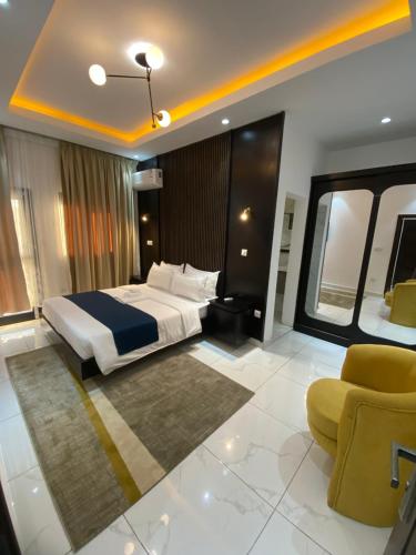 a hotel room with a bed and a chair at Aj3 LUXURY HOME in Yaoundé