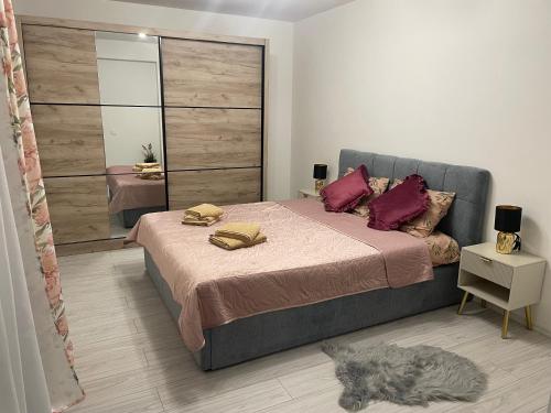 a bedroom with a large bed and a mirror at VEER Relax in Târgu-Mureş