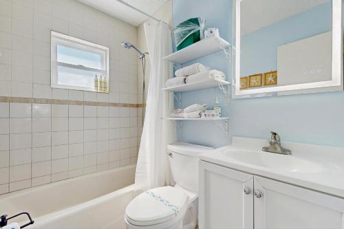 Ένα μπάνιο στο Updated condo in oceanfront building with private beach access - near dining