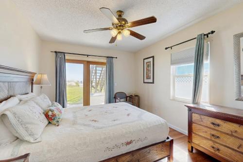 Ένα ή περισσότερα κρεβάτια σε δωμάτιο στο Updated condo in oceanfront building with private beach access - near dining