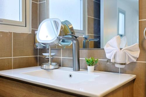 Un baño de Charming City Center 2BR Gem