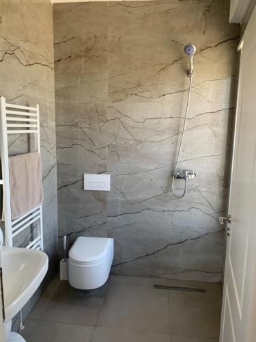 Bilik mandi di Romantic Penthouse with Mountains View