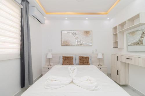 En eller flere senge i et værelse på Cozy 1BR 1BA Bayahibe Getaway with Pool - Maravilla