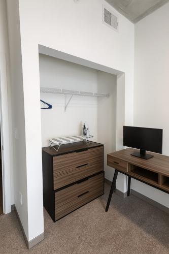 a room with a desk and a tv and a desk sidx sidx sidx at Stylish 2BR Rooftop Views plus Sky Lounge in Birmingham