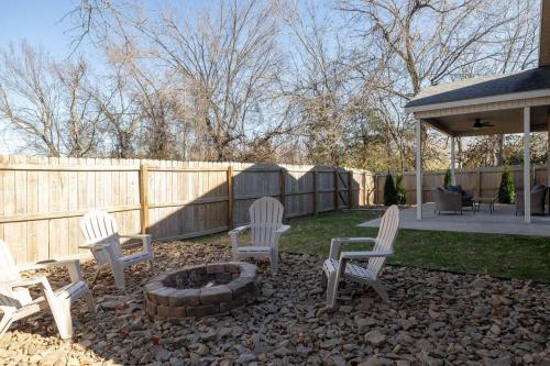 un grupo de sillas sentadas alrededor de una hoguera en Luxury Home next to U of A Dickson St & downtown, en Fayetteville
