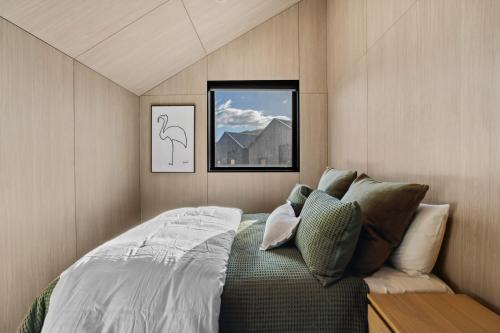 ein Schlafzimmer mit einem Bett und einem Bild eines Flamingos in der Unterkunft Kauri Luxury Villa Queenstown in Queenstown Airport