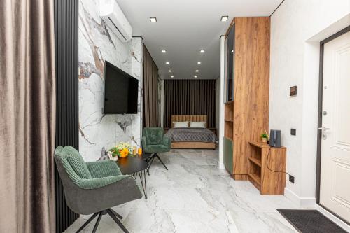 キシナウにあるB&B Lider Companyのベッド付きの寝室があるホテルの部屋
