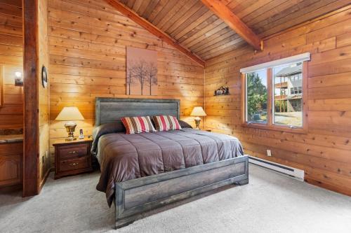 The Pacesetter Best Location on the Mountain في سنوشو: غرفة نوم مع سرير في كابينة خشبية