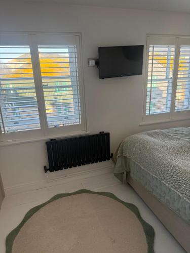 En eller flere senge i et værelse på Happy days cottage