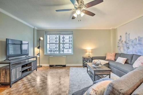 Khu vực ghế ngồi tại 8E Cozy Condo in Downtown Atlanta Hotel District