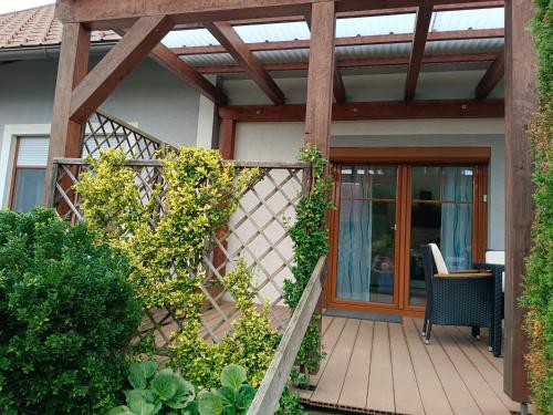 a pergola on a house with a wooden deck at Ferienwohnungen Birgit in Leibnitz