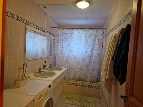 ein Badezimmer mit zwei Waschbecken und einem Spiegel in der Unterkunft Maison près de Genève, CERN, et stations de ski in Péron