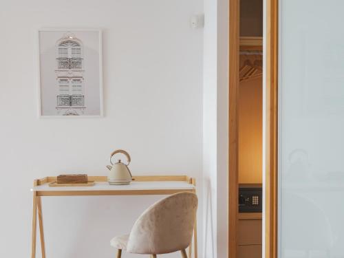 a desk with a chair next to a mirror at Dom Carlos Villa in Vila Nova de Gaia