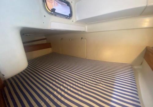Habitación pequeña con 1 cama en un barco en Bateau 4 à 6 pers hyper centre Lorient, en Lorient